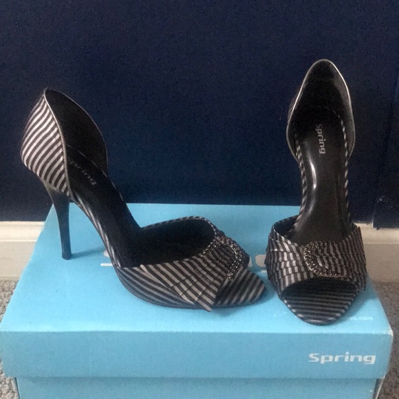 Black and gray pumps, like new - Picture 2 of 4